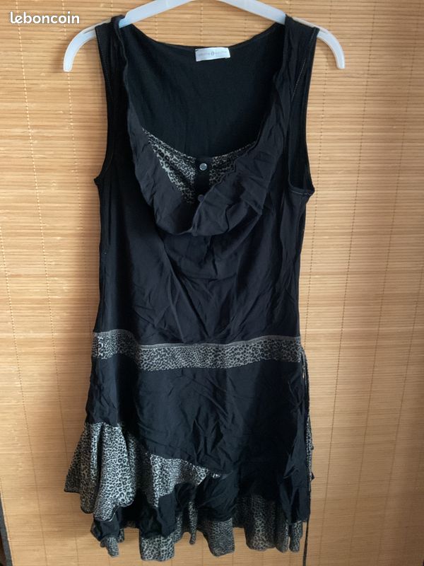 Robe noire et impression léopard à volants (image 4)