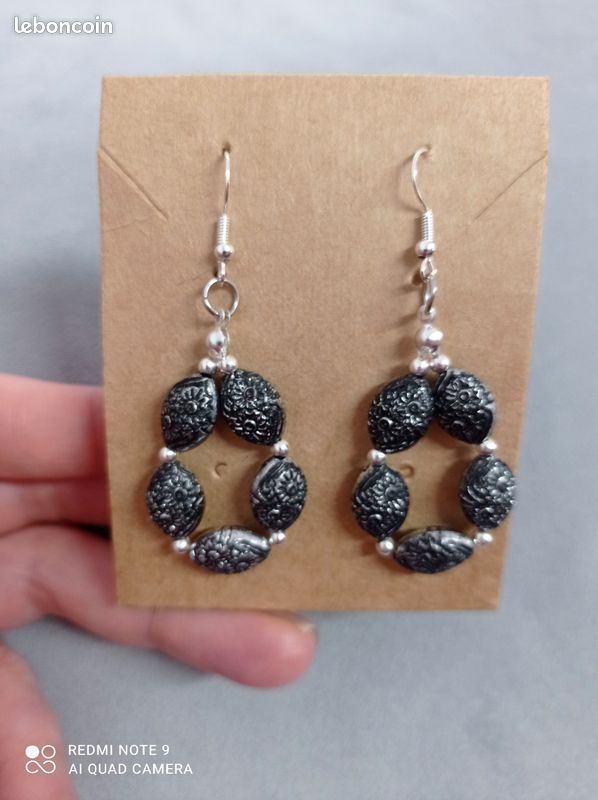 Boucles d'oreilles en perles noires et argentées, fait maison Neuf, envoie rapide et soigné, bouchons inclus (image 1)