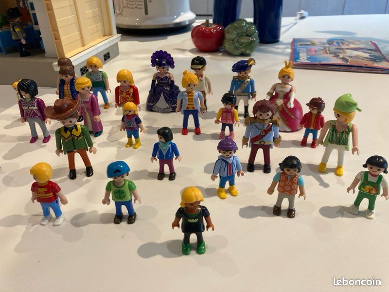 Lot De 32 Figurines Playmobil - Personnages Divers (occasion)
