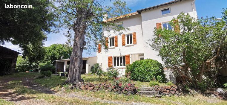 Maison familiale 210 m² – terrain 1 400 m² – dépendance – 3 garages