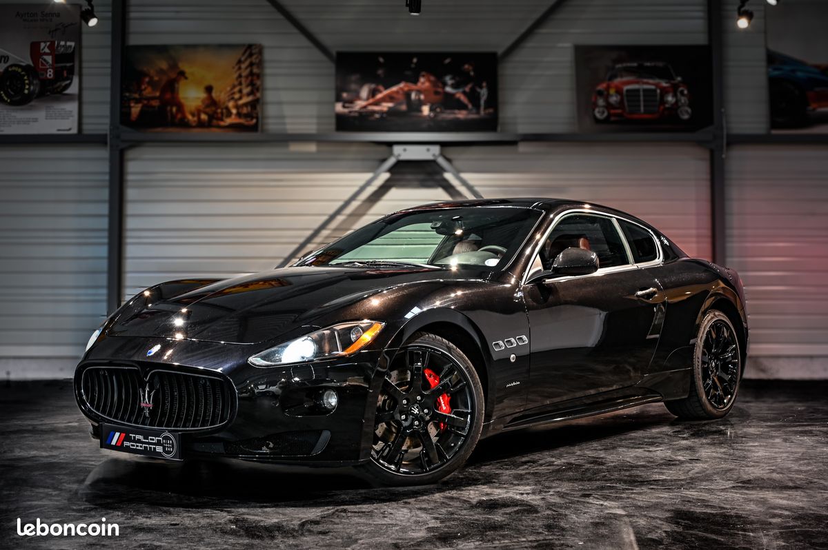 Maserati GranTurismo 4.7 V8 440ch MC-Shift F1 Phase 1 – Immat FR / Cuir Rouge / Alcantara Noir / Jantes Neptune 20’’ / Échappement Sport / Freins Brembo / Inserts Carbone / Navi (image 1)