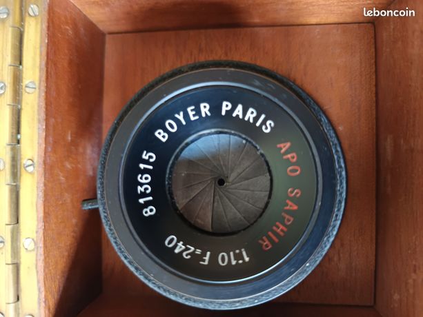 Boyer Paris Saphir 1:1.9 F=75. Vue d'ensemble de l'objectif d'un