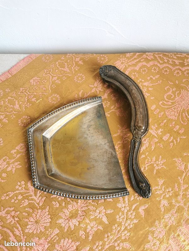 Pelle et brosse de table anciennes en métal argenté poinçonné (image 8)