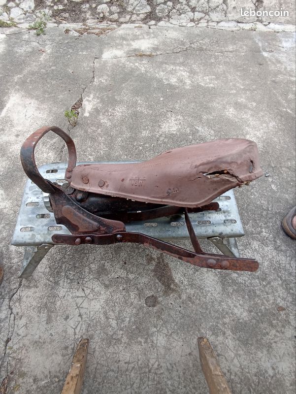 Selle moto ancienne V&W avec son support (image 1)