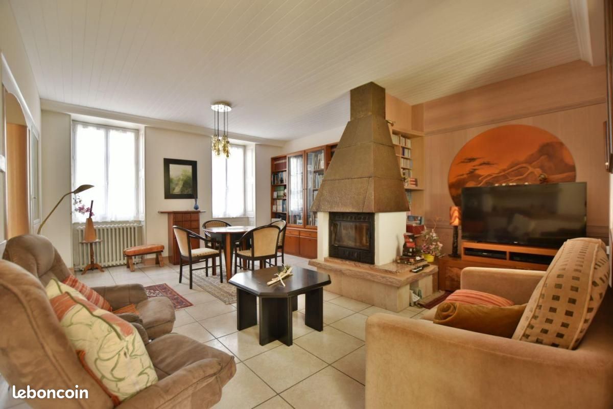 Maison 6 pièces 182 m² · à Mortagne-sur-Sèvre · 182 m² · 323 950 €
