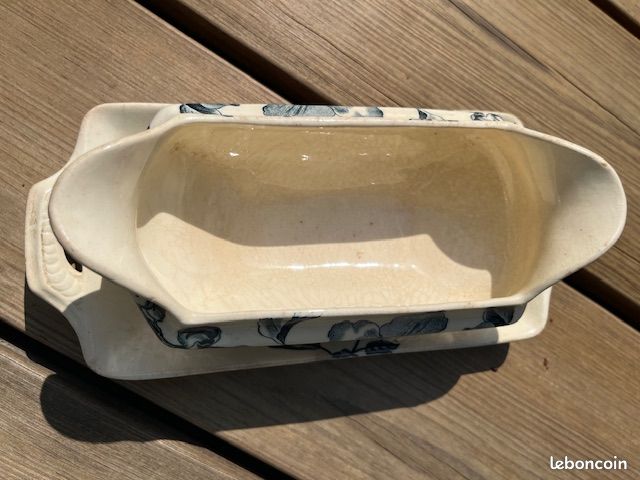 Une superbe saucière ancienne avec poinçon, en terre de fer (image 2)