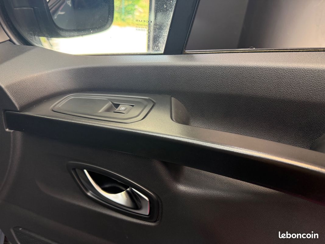RENAULT TRAFIC III Combi Phase 3 L1 2.0 dCi 16V EDC6 SS Intens 9 Places (image 46)