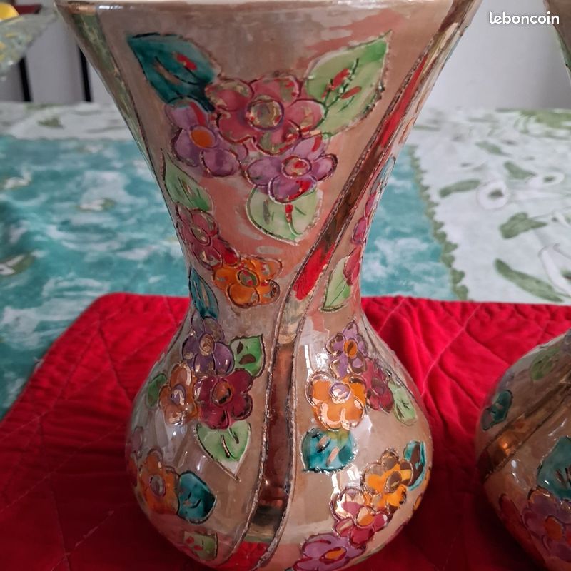 Paire de vases vintage Vallauris – Céramique florale & dorures (20 cm) années 50 (image 2)
