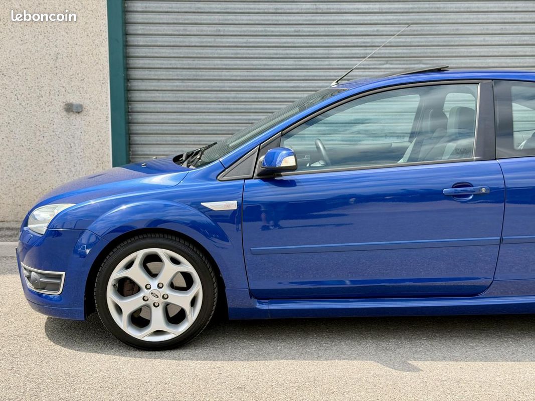 FORD FOCUS ST 2.5 225Ch MK2- Toit ouvrant - xénons - Première main (image 2)