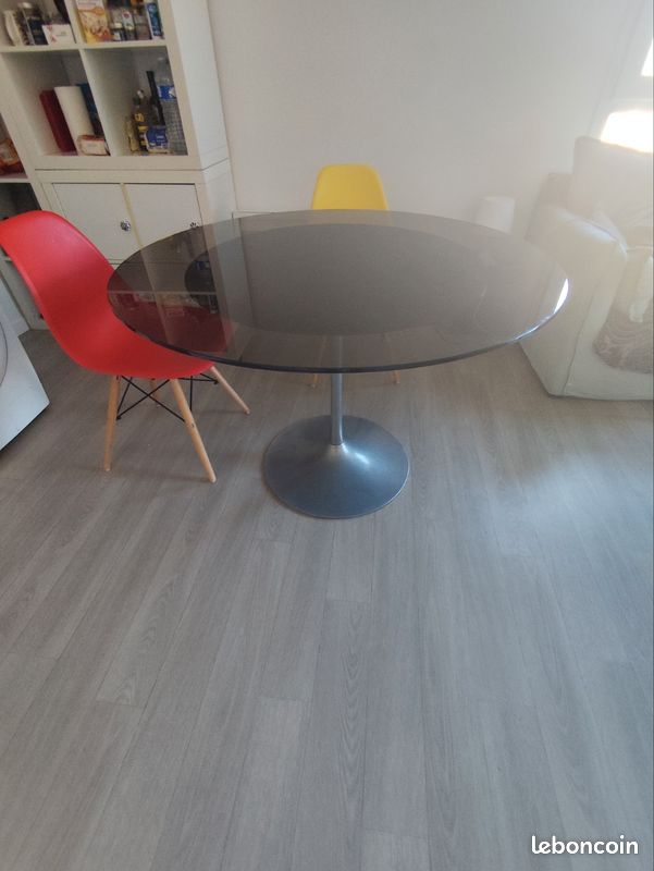 Table ronde année 70 (image 1)