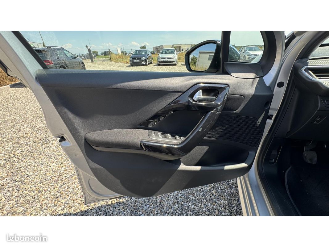 PEUGEOT 208 1.2i 12V - 82 Style (image 17)