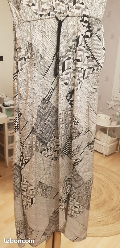 Jolie Robe Noire et blanche avec petit lien à nouer devant et un pent ouvert (image 8)