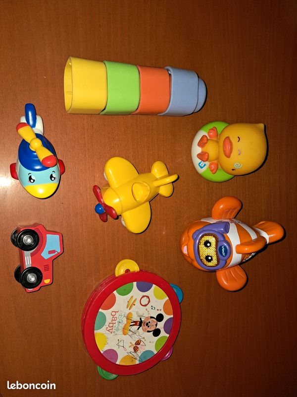 Vend jeux pour le bain, 1 avion, 1 hélicoptère, 1 petite voiture en bois, des petits cubes souple 3 (image 2)