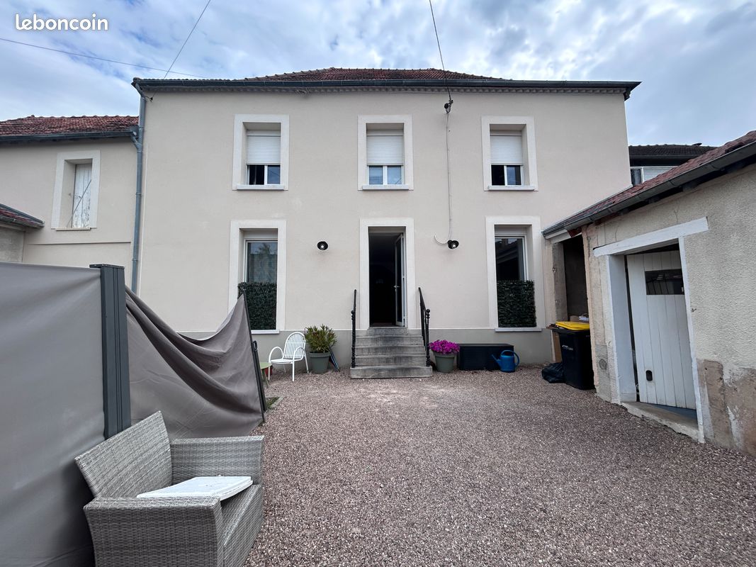 Maison 5 pièces 160 m² · à Coeur-de-la-Vallée · 160 m² · 1 100 €