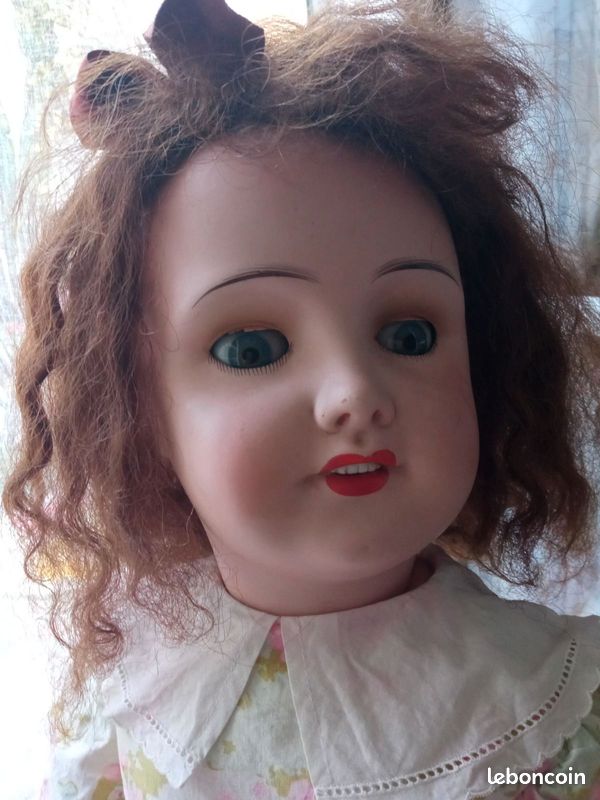 Très belle poupée ancienne tête porcelaine dans sa valise de transport et ses tenues de rechange - Antiquités