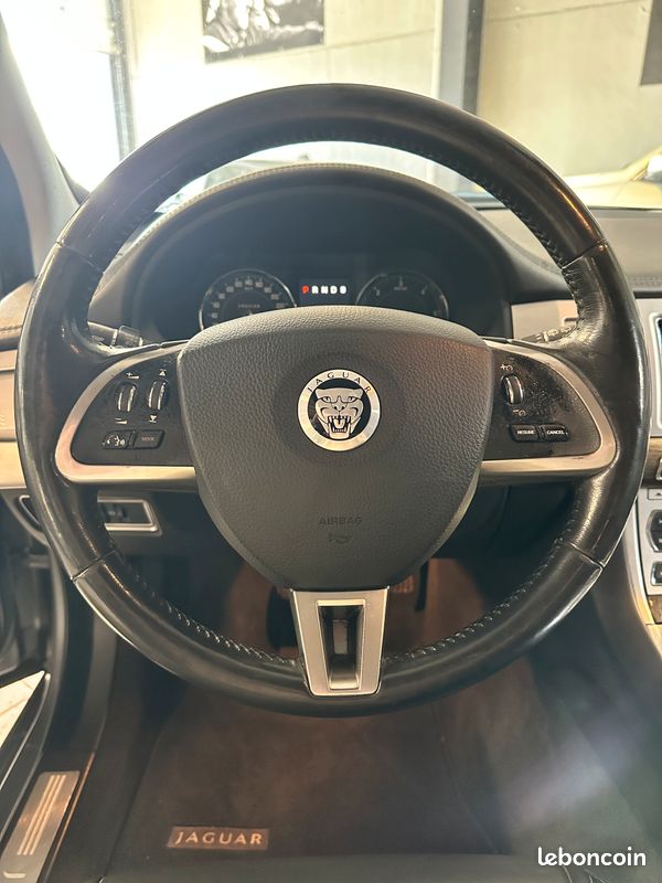 Jaguar XF Sportbrake 2.2D 163ch " Carnet Complet + Factures / 170.096 Km " (image 8)