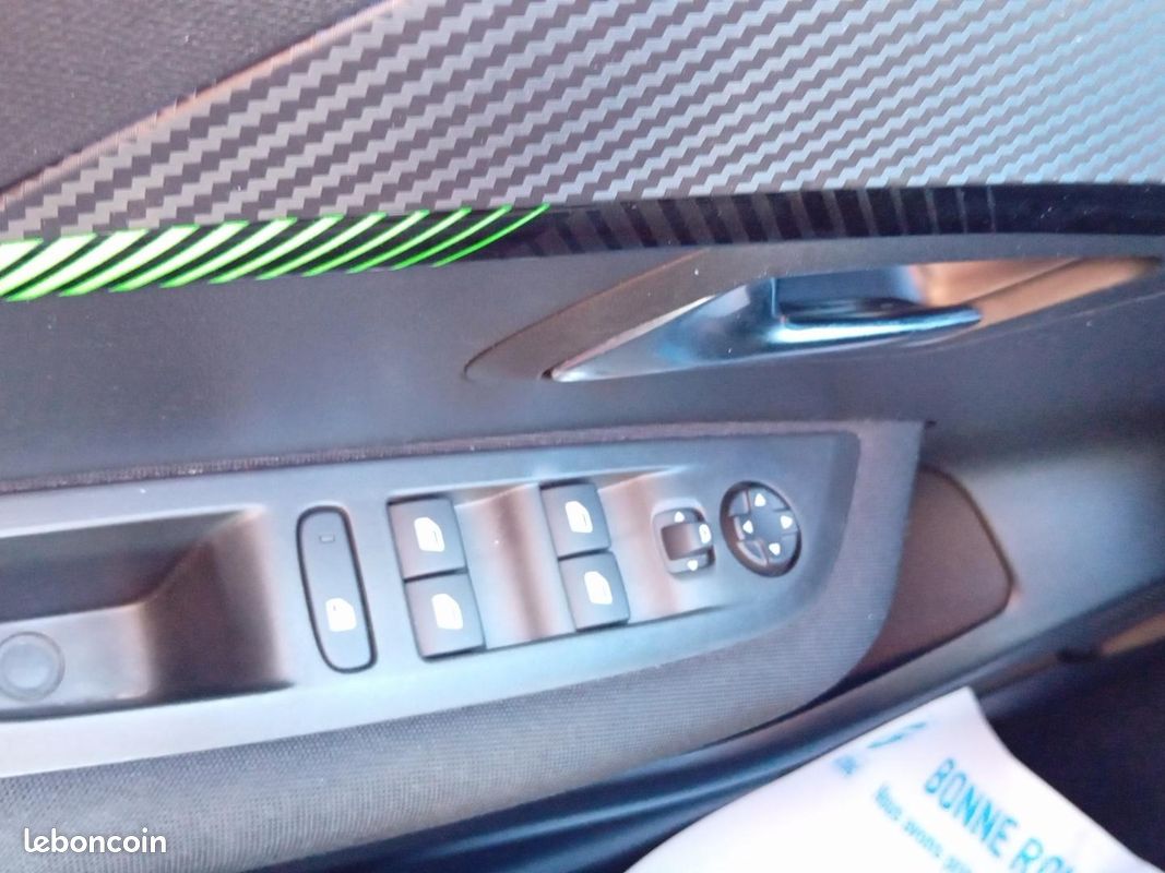 Peugeot 208 1.2 PureTech 100ch S&S Active / Pack navigation (image 17)