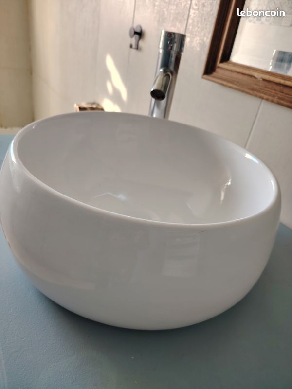 Meuble de salle de bain avec lavabo et robinet (image 2)