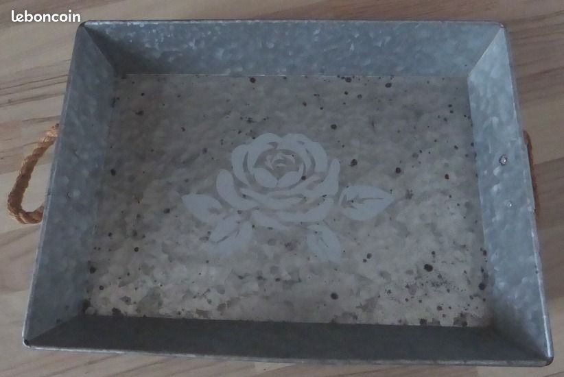 Grand plateau en métal argenté avec motif intérieur d’une fleur et des poignés en corde (image 1)
