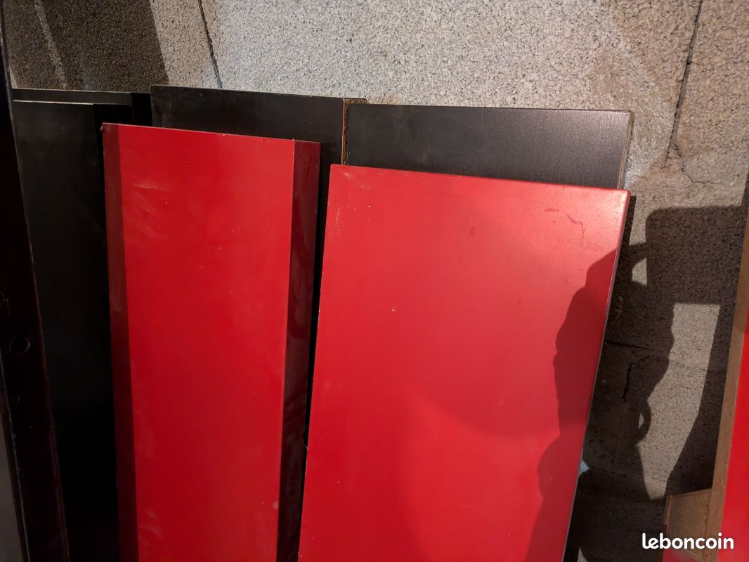Étagères Ikea rouges et noires (image 5)