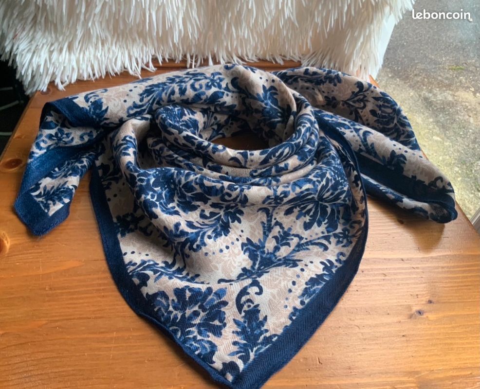 Foulard en soie imprimé – Blanc/Bleu foncé – CH