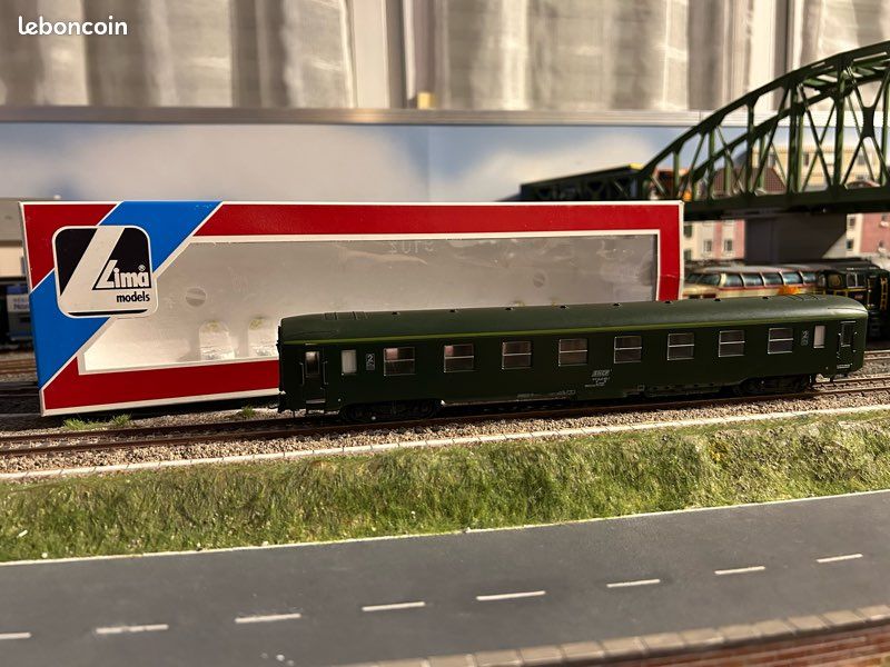 Voiture Voyageurs SNCF TGV Sud Est échelle HO - Marque Lima - État Correct (vitres Manquantes)