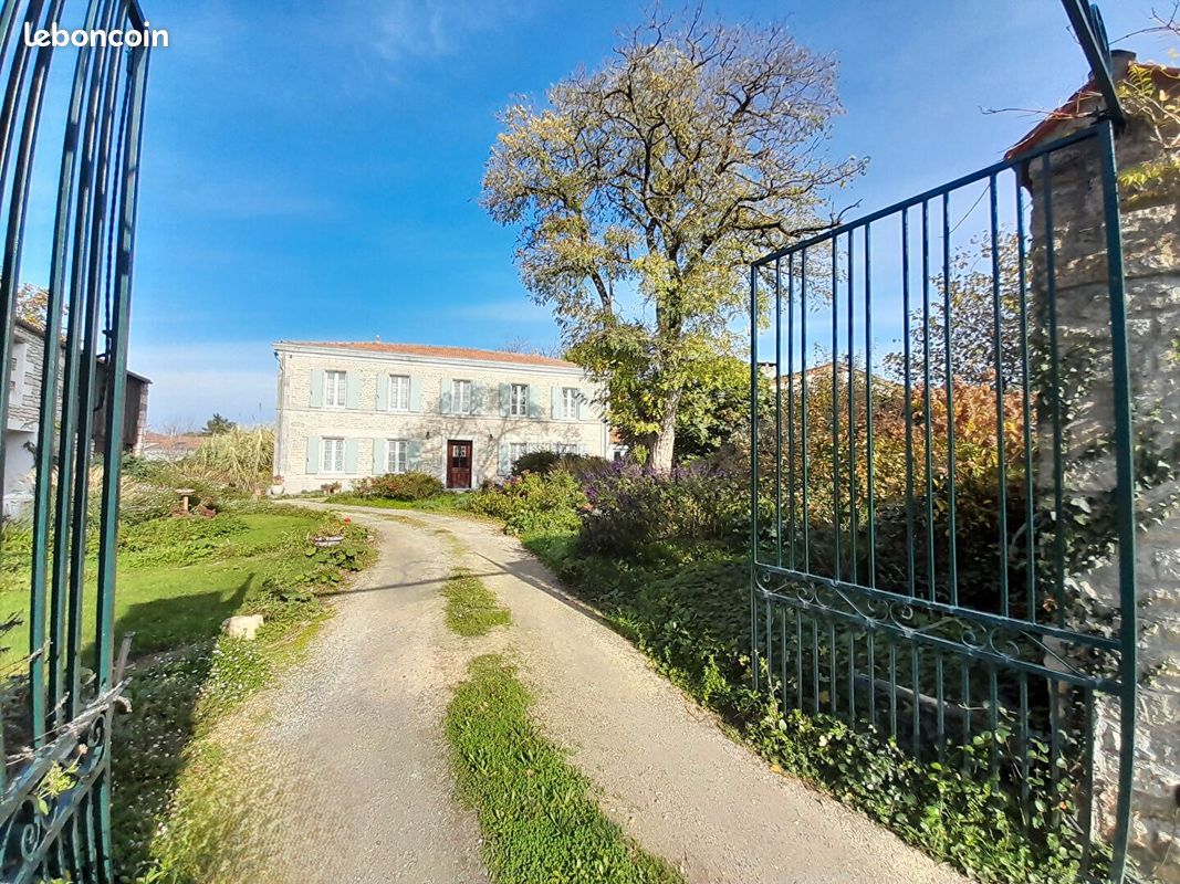 Maison 8 pièces 255 m² · au Thou · 255 m² · 598 500 €