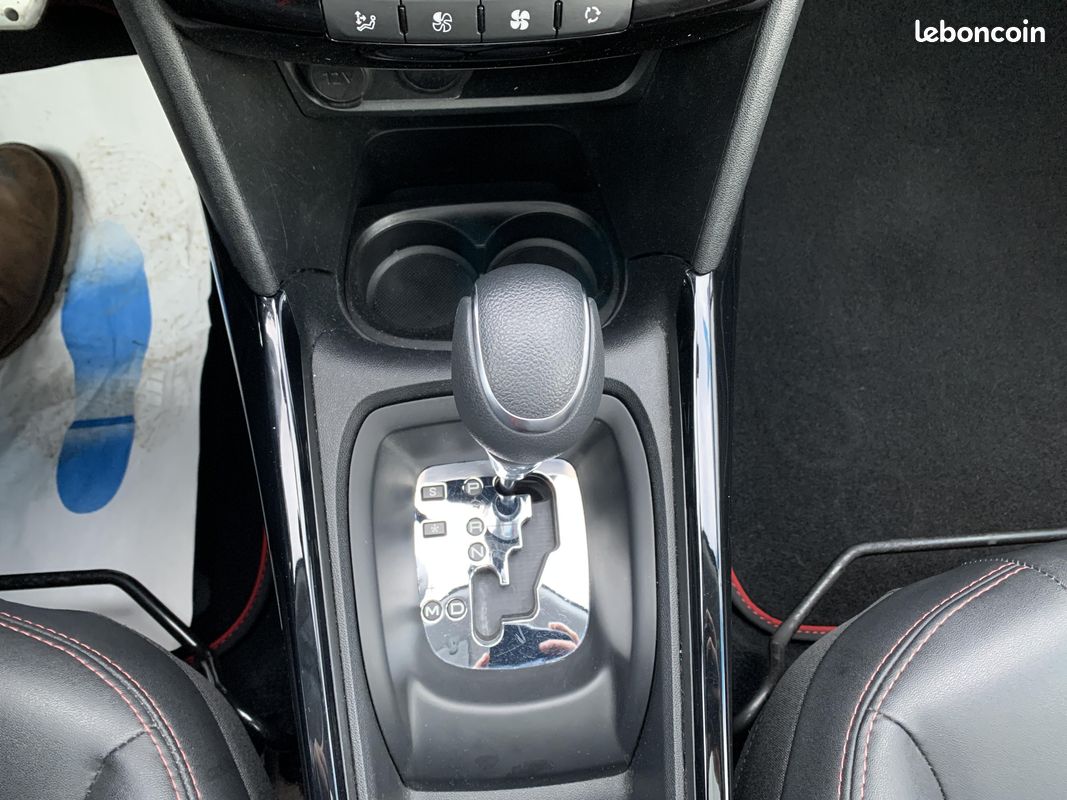 PEUGEOT 2008 1.2 PureTech 110ch S&S EAT6 GT Line (image 14)