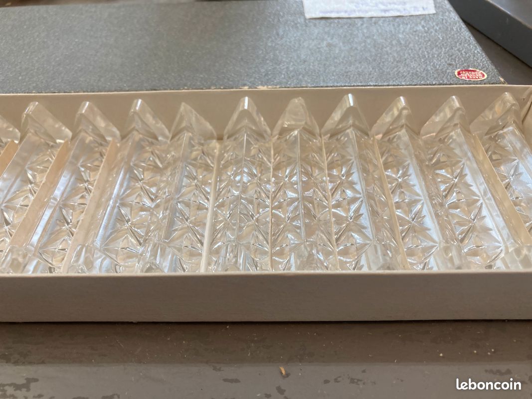 Coffret de 12 porte-couteaux en cristal ciselés (image 1)