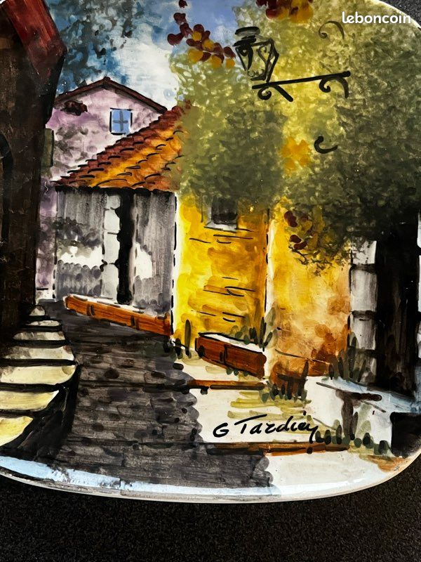 Assiette Carrée en Faïence – Décor Village – Signée G. Tardieu (image 2)