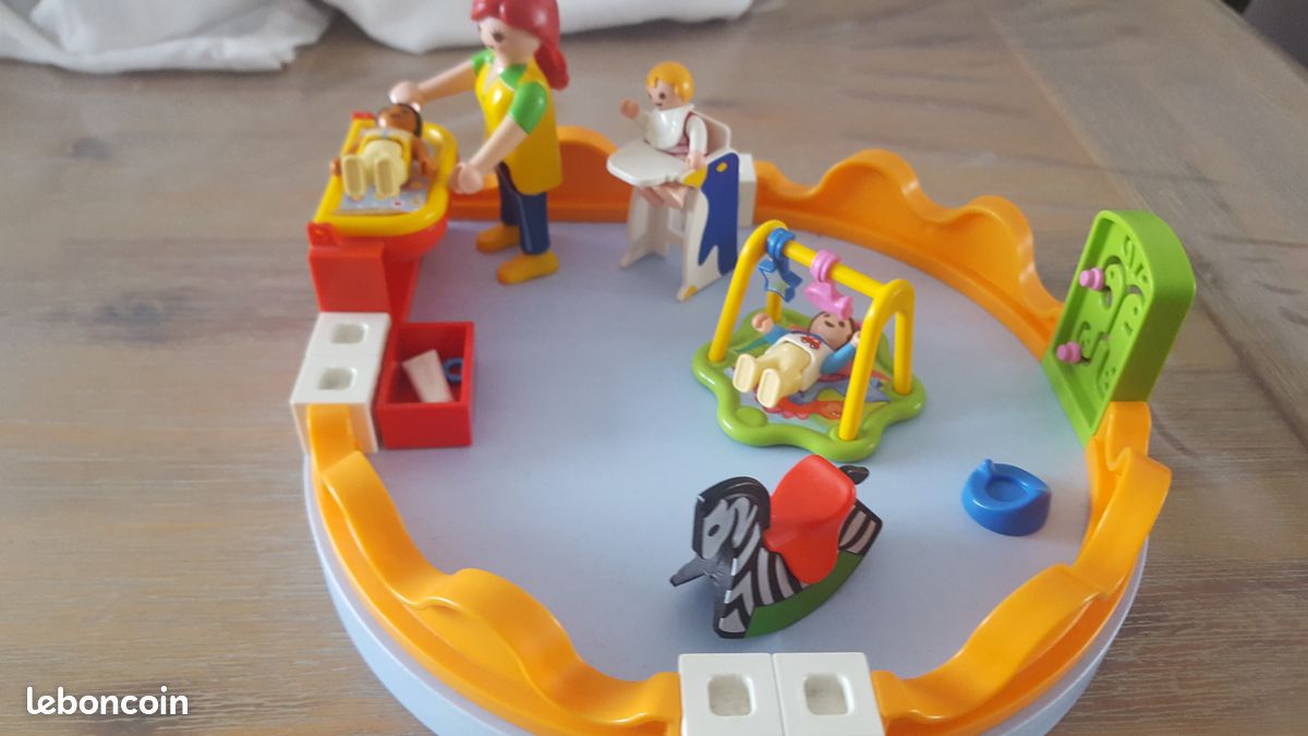 Espace crèche avec bébés + mamans et poussettes (image 1)