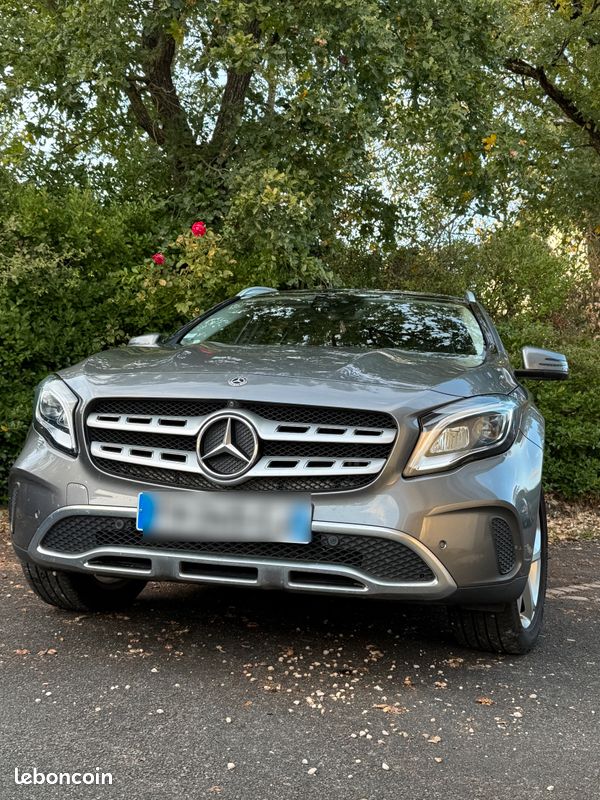Mercedes GLA Sensation 180d gris montagne (image 1)