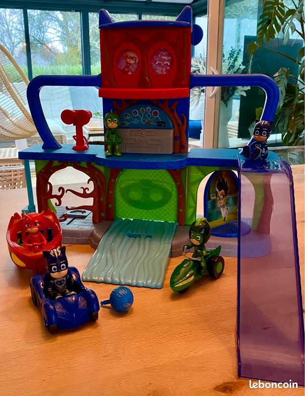 Quartier général pyjamasque avec véhicules et figurines Yoyo,Gluglu et Bibou (image 1)