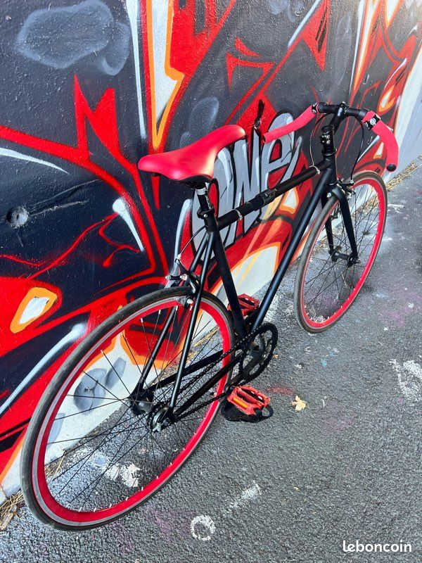 Vélo Noir & Rouge (image 2)
