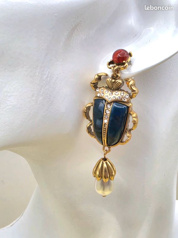 Boucles pendantes scarabée doré, pierre noire et perle goute (image 2)