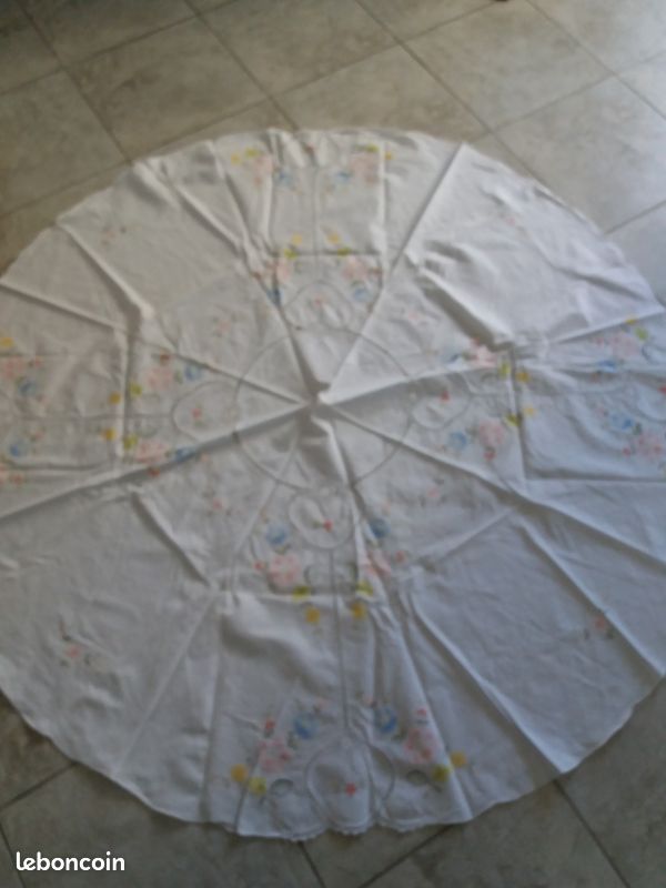 Nappe ronde fait main (image 3)