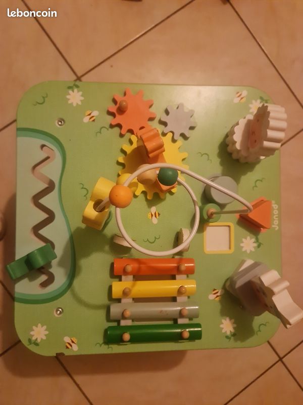 Table d'activités en bois (image 2)
