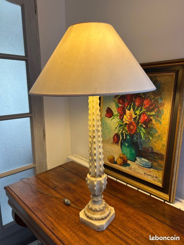 Grand pied de lampe vintage en albâtre sculpté – Années 70 (image 1)