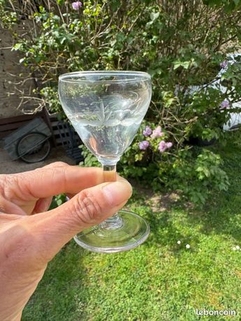 Verre Remplissant De Femme De Reoidisseur D'eau, Plan Rapproch? Photo
