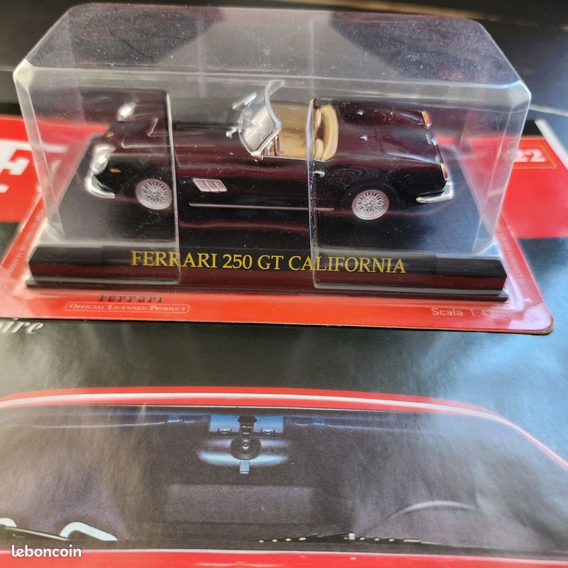 Véhicules miniatures argentés Ferrari 1:43