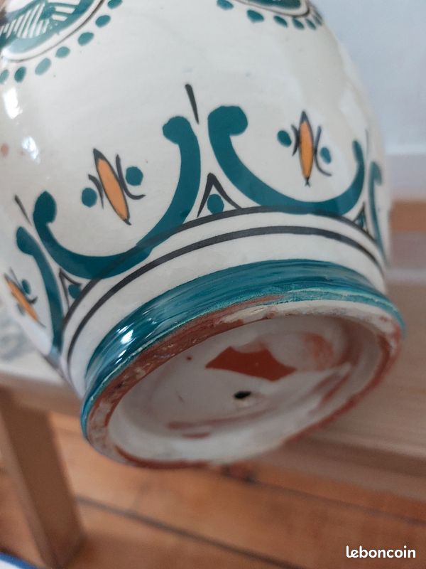 Pot en en céramique marocain 
En terre cuipote 
20cm de diamètre 
Deux modèles bleus et blanc disponibles 
Autres modèles et tailles également disponibles (image 4)