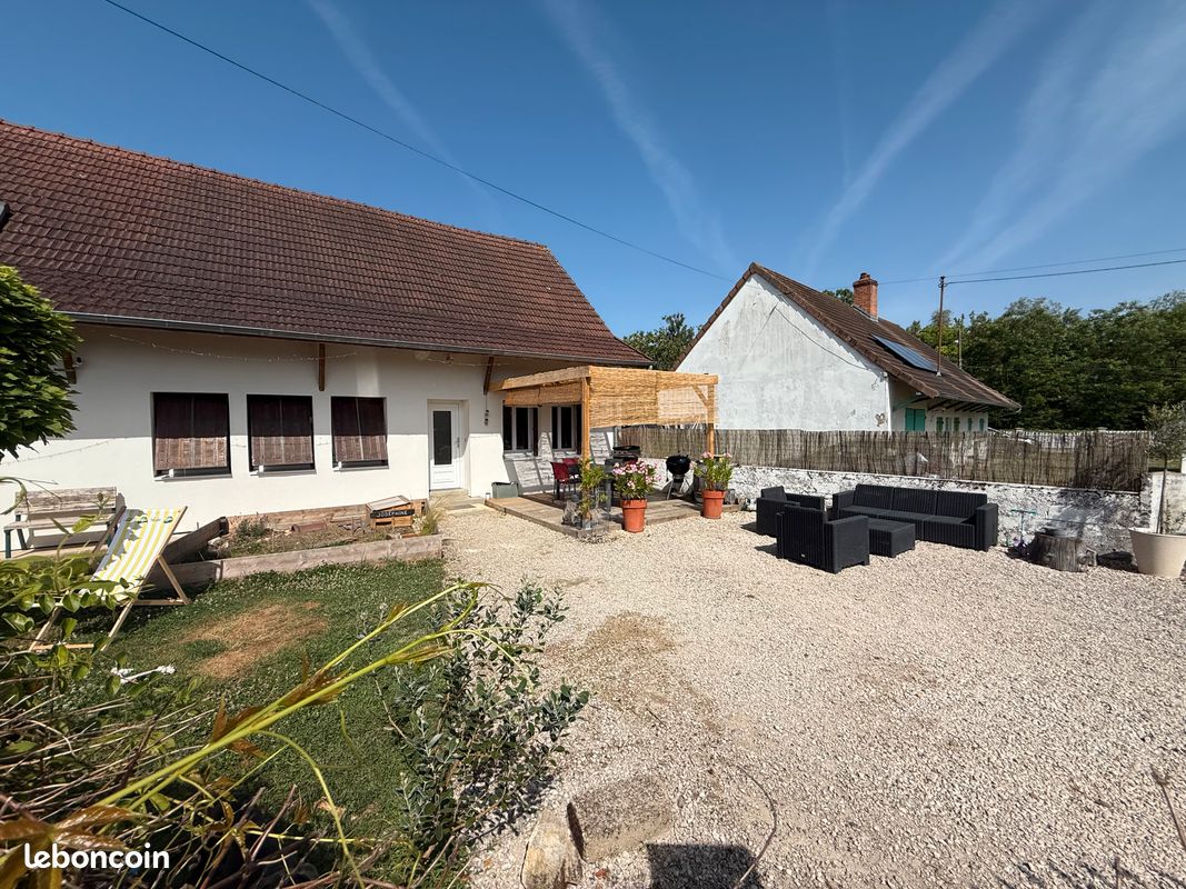 Maison 10 pièces 204 m² · à Lays-sur-le-Doubs · 204 m² · 210 000 €