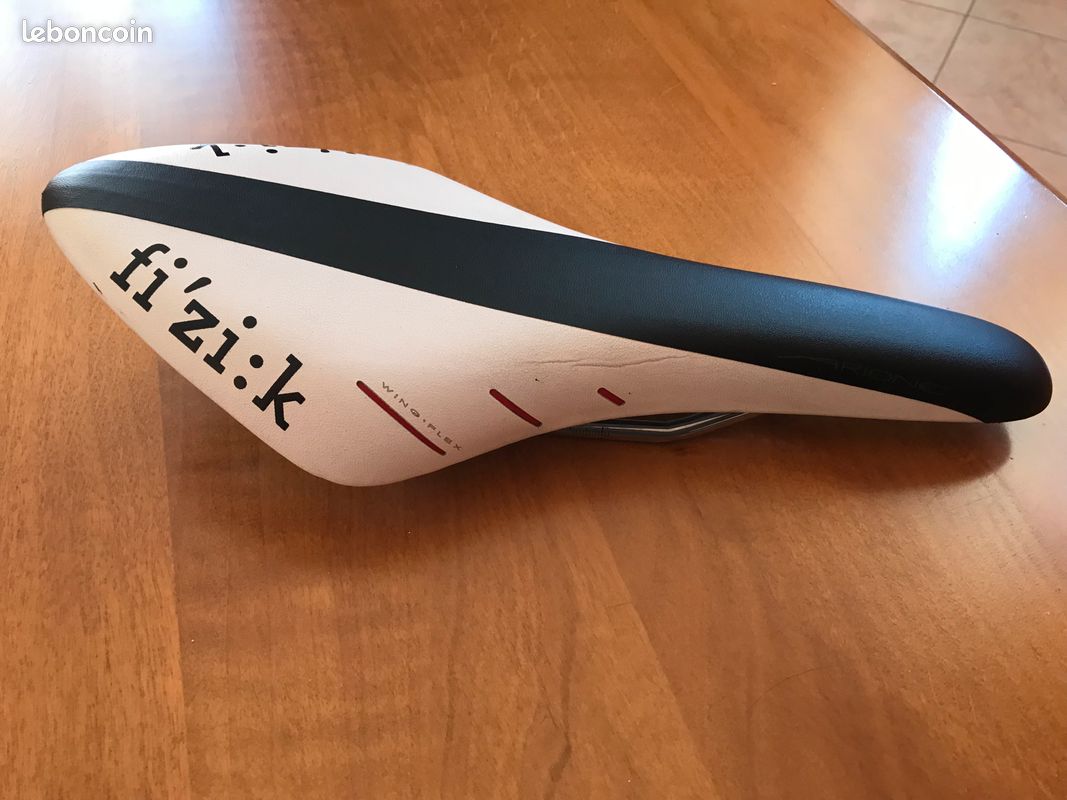 Selle vélo route Fizik Aliante R3 – Blanche - Équipements vélos Selle vélo route Fizik Aliante R3 – Blanche - Équipements vélos
