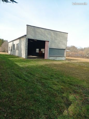 Bâtiment sur terrain industriel