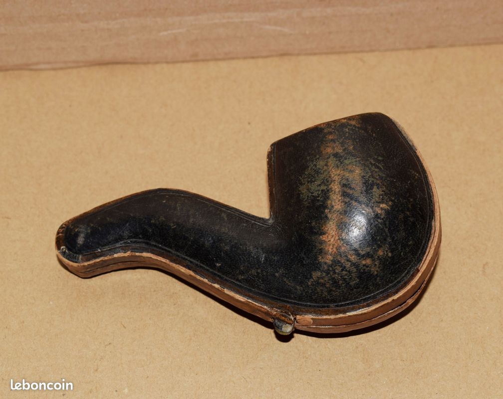 Ancien petit étuis a pipe maqué AIDE FABt A RENNES - 5 x 9.5 cm (image 1)