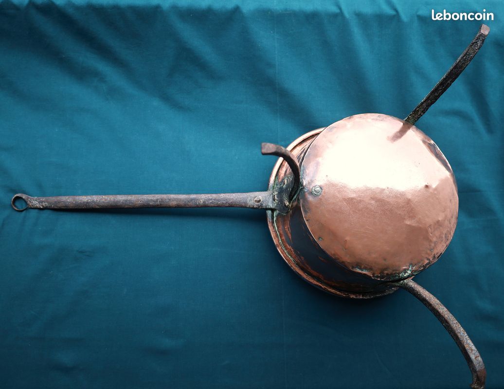 Chaudron ancien en cuivre martelé sur trépied en fer forgé (image 11)