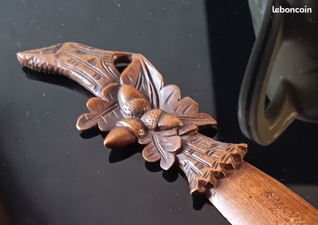 Ancien coupe-papier en bois sculpté, Souvenir de Sallanches (74) (image 2)