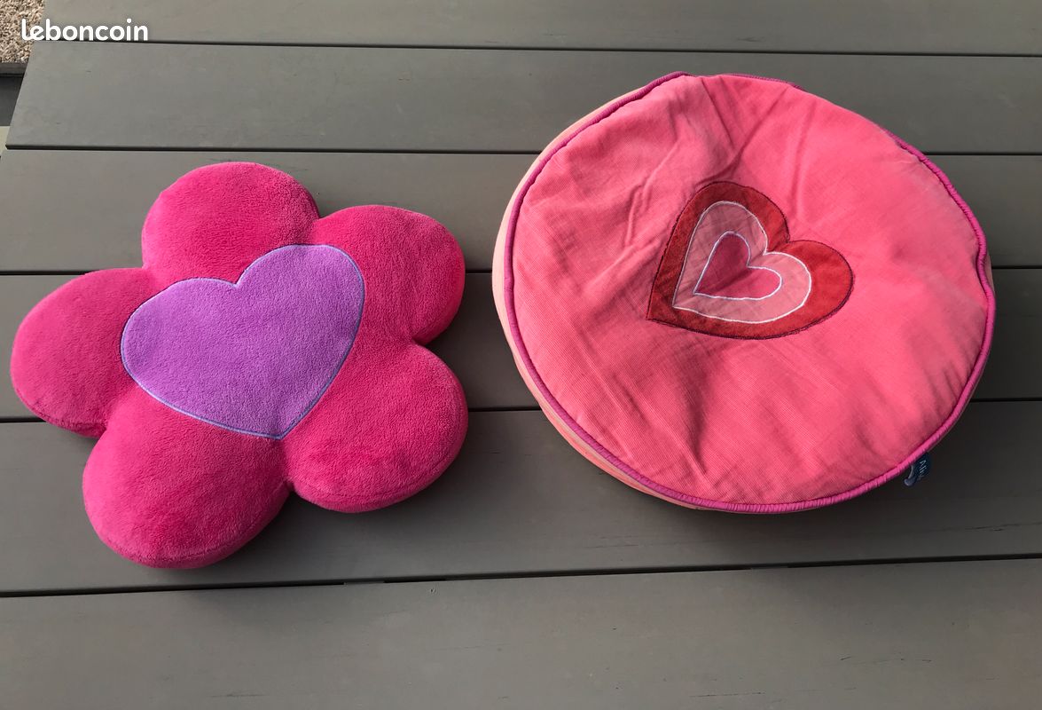 Déco cœur : patère et coussins, pouf (image 2)