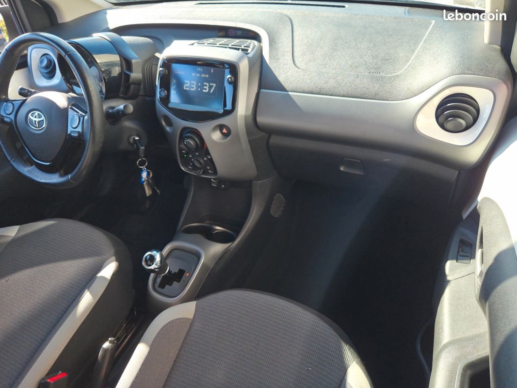 TOYOTA AYGO 1.0 VVTI 70 BOITE AUTO GRAND ECRAN CARPLAY 1er MAIN ENTRETIEN ET GARANTIE TOYOTA (image 18)