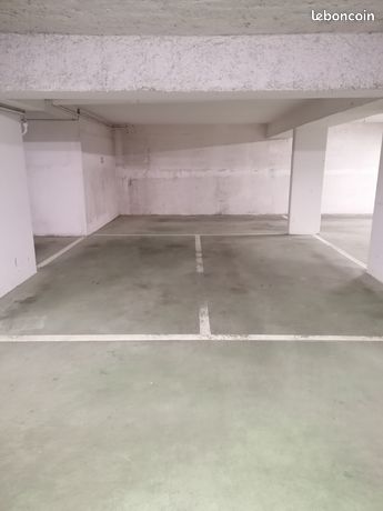 Loue place de parking dont 1 avec borne de recharge